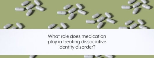 What role does medication play in treating dissociative identity disorder?